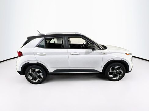 Used 2023 Hyundai Venue Limited FWD image 4