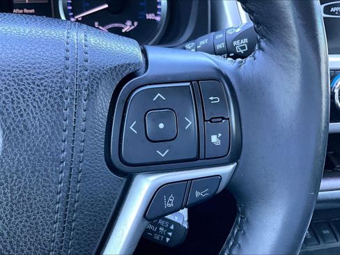 Used 2017 Toyota Highlander Plus FWD image 22