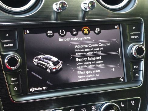 Used 2020 Bentley Bentayga Plug-In Hybrid image 52