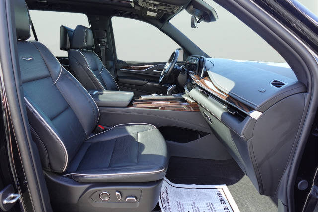 Used 2024 Cadillac Escalade Premium Luxury AWD/4WD image 23