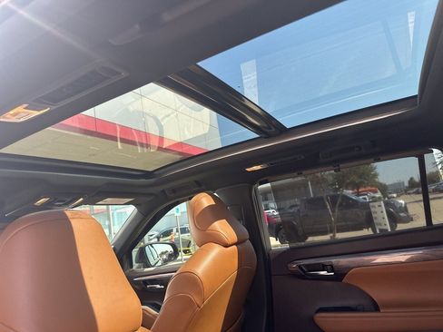 Used 2022 Toyota Highlander Platinum image 4