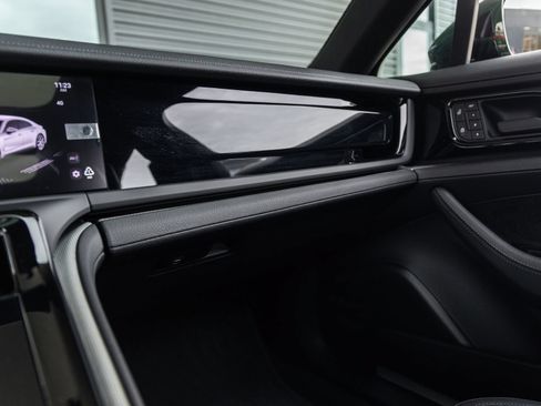 Used 2025 Porsche Panamera image 32