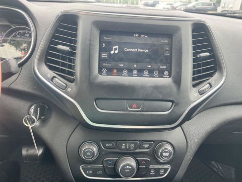 Used 2019 Jeep Cherokee Latitude w/ Cold Weather Group FWD image 19