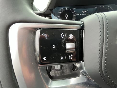 Certified 2025 Land Rover Range Rover SE image 19