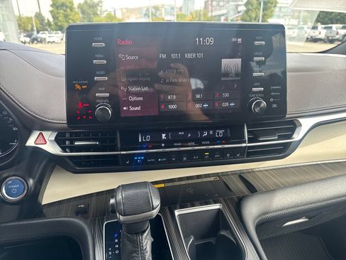 Used 2021 Toyota Sienna Platinum AWD/4WD image 18