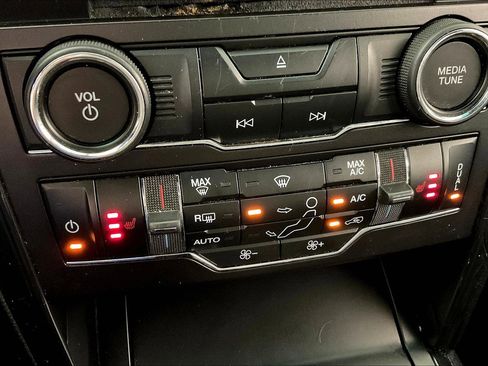 Used 2016 Ford Explorer XLT w/ Equipment Group 202A AWD/4WD image 36