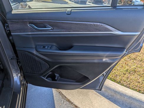 Used 2024 Jeep Grand Cherokee L Limited w/ Luxury Tech Group II image 39