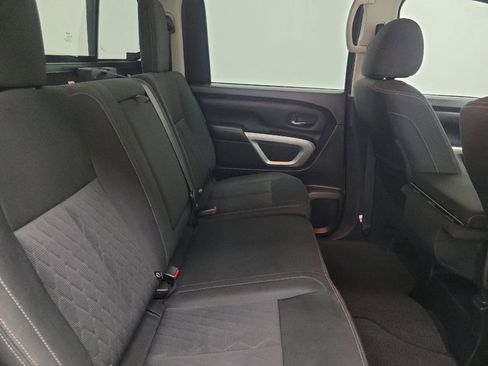 Used 2018 Nissan Titan SV image 19