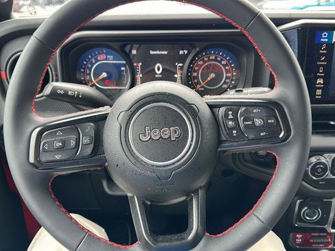 Used 2024 Jeep Wrangler Unlimited Rubicon w/ Convenience Group AWD/4WD image 15