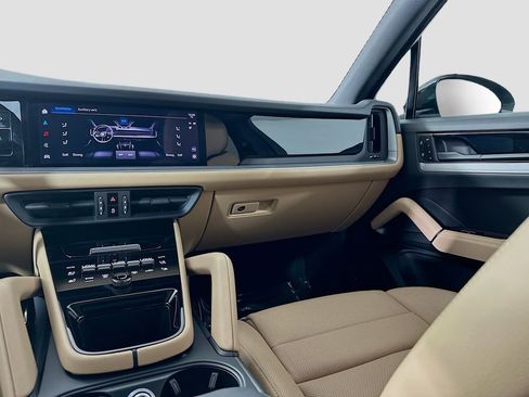 Certified 2025 Porsche Cayenne S AWD/4WD image 26