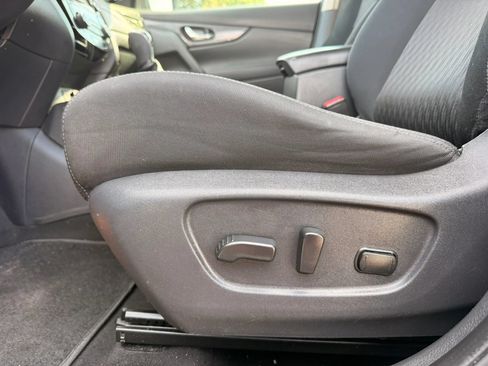 Used 2017 Nissan Rogue SV w/ SV Premium Package FWD image 33