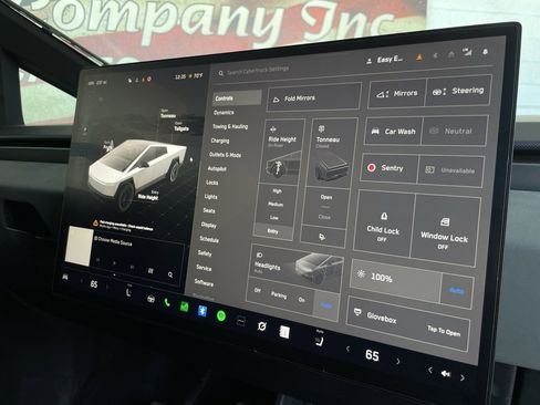 Used 2024 Tesla Cybertruck AWD Crew Cab image 31