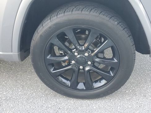 Used 2019 Jeep Grand Cherokee Altitude RWD image 5
