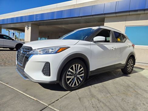 Used 2024 Nissan Kicks SV image 2