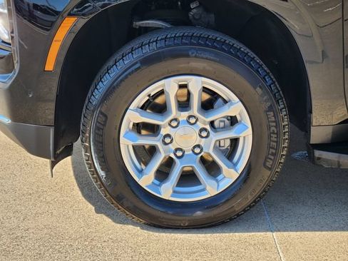 Used 2025 Chevrolet Suburban LS RWD image 17