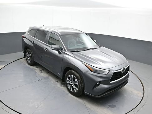 Used 2025 Toyota Highlander XLE AWD/4WD image 38
