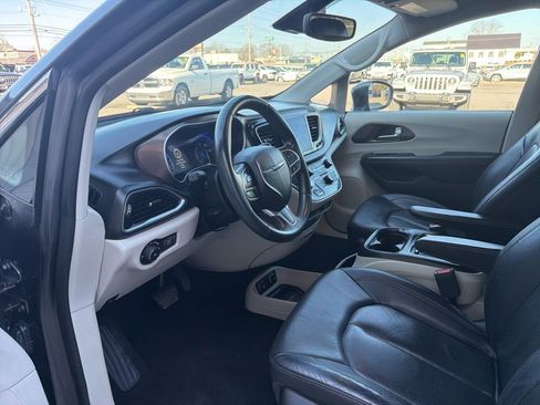 Used 2019 Chrysler Pacifica Touring-L Plus w/ Advanced Safetytec Group image 32
