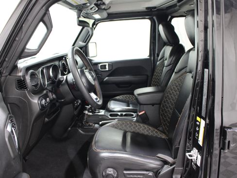Used 2023 Jeep Gladiator Overland AWD/4WD image 3