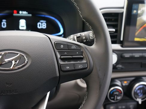 Certified 2025 Hyundai Venue SEL image 18