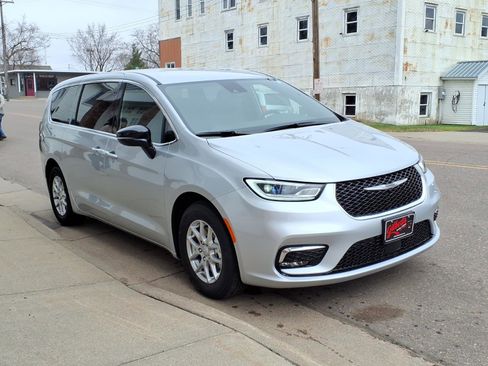 New 2026 Chrysler Pacifica Select FWD image 4
