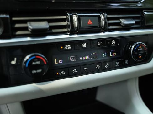 Used 2023 Nissan Pathfinder SL w/ Black Appearance Package AWD/4WD image 45