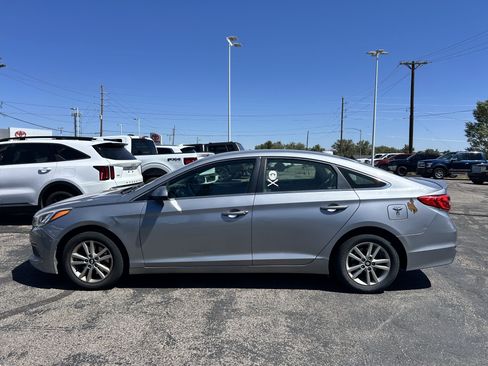 Used 2017 Hyundai Sonata SE FWD image 2