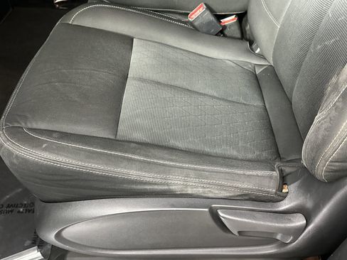 Used 2018 Nissan Titan SV image 16