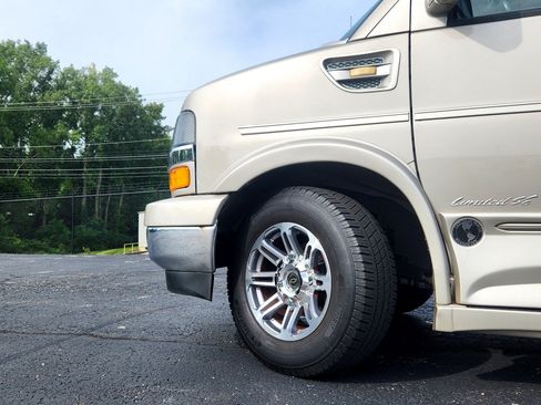 Used 2020 Chevrolet Express 2500 w/ Enhanced Convenience Package RWD image 19