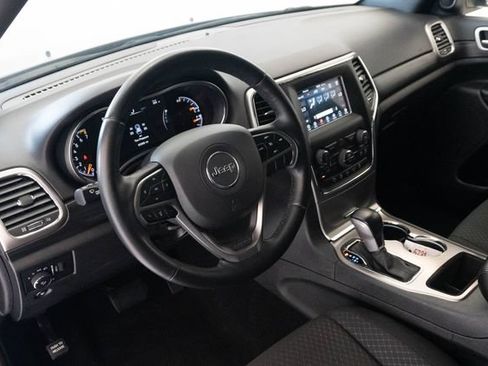 Used 2021 Jeep Grand Cherokee Laredo RWD image 3