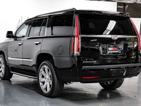 Used 2018 Cadillac Escalade Luxury RWD image 16
