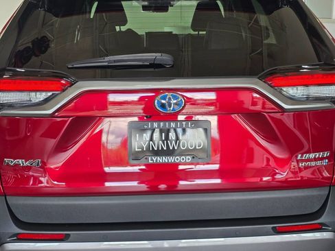 Used 2020 Toyota RAV4 Limited AWD/4WD image 25