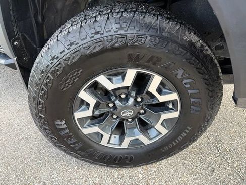 Used 2023 Toyota Tacoma TRD Off-Road w/ Technology Package AWD/4WD image 4