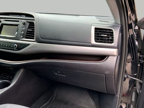 Used 2019 Toyota Highlander LE AWD/4WD image 19