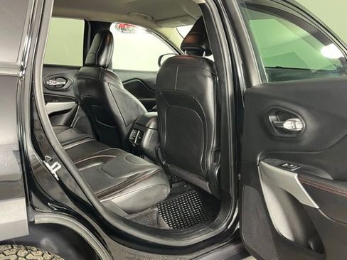 Used 2018 Jeep Cherokee Trailhawk w/ Quick Order Package 27L image 27