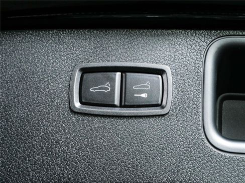 Certified 2026 Porsche Macan Turbo AWD/4WD image 35