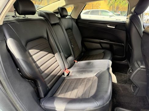Used 2018 Ford Fusion SE w/ Equipment Group 601A FWD image 17