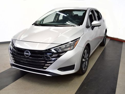 Used 2025 Nissan Versa SV image 4