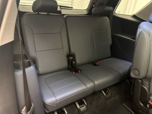 Used 2021 Chevrolet Traverse LT w/ LT Premium Package image 12