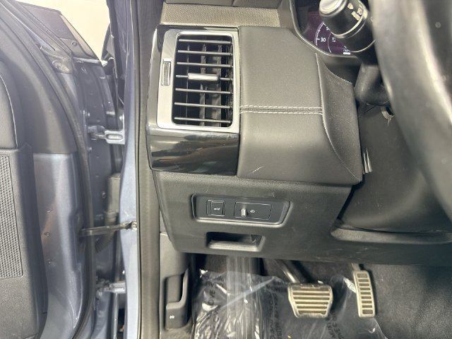 Used 2019 Land Rover Discovery HSE AWD/4WD image 13