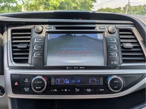 Used 2019 Toyota Highlander XLE AWD/4WD image 27