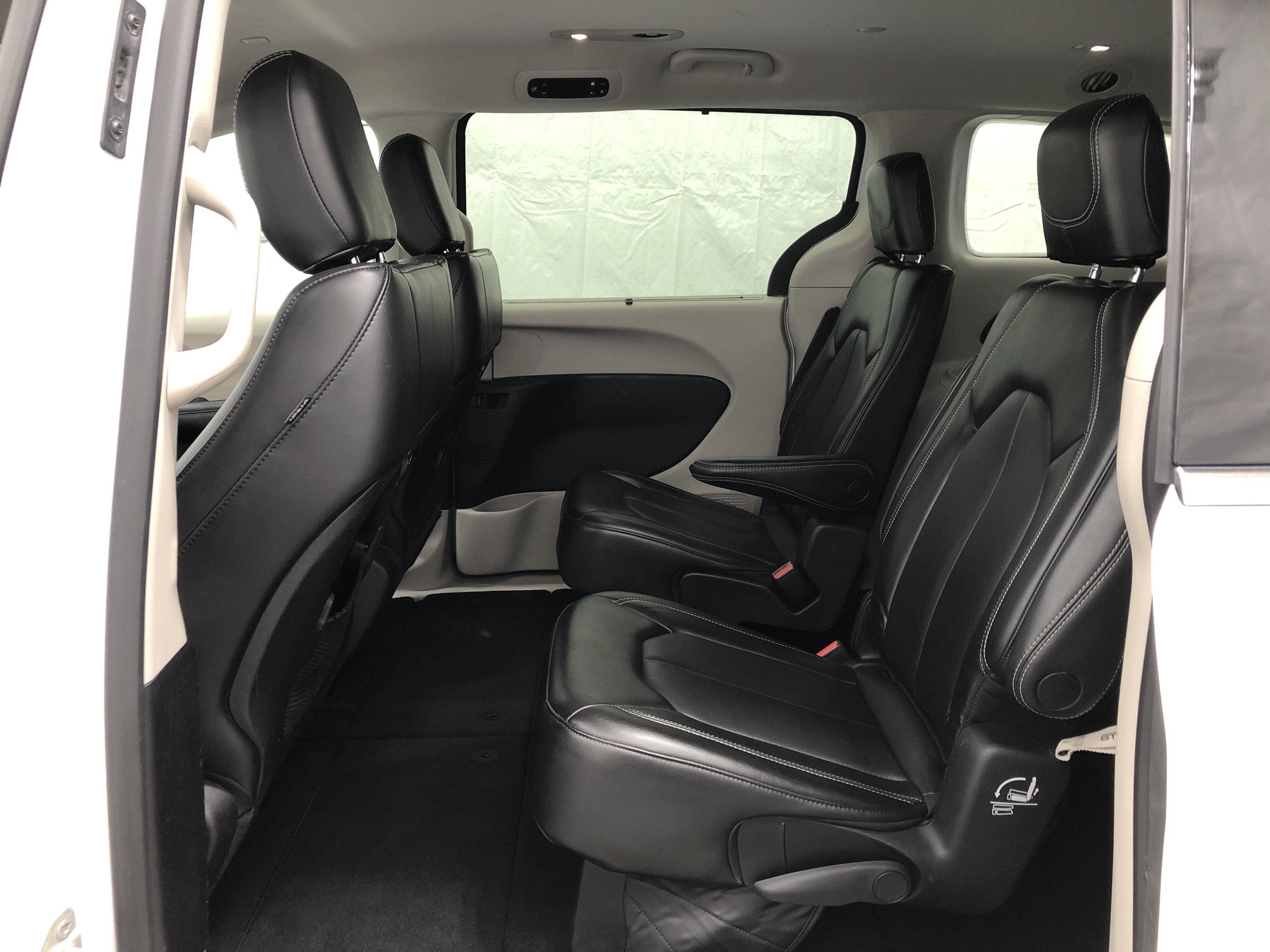 Used 2023 Chrysler Pacifica Touring-L FWD image 12