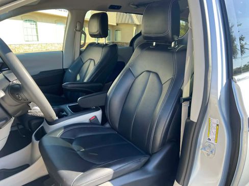 Used 2024 Chrysler Pacifica Touring-L FWD image 9