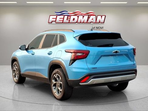 Used 2025 Chevrolet Trax LT w/ Sunroof Package FWD image 3