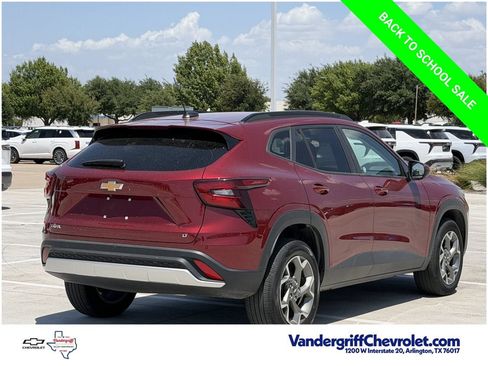 Used 2025 Chevrolet Trax LT w/ LT Convenience Package FWD image 4