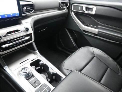 Used 2024 Ford Explorer XLT w/ Equipment Group 202A image 32