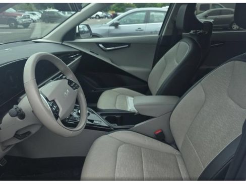 Used 2023 Kia Niro Wave w/ Wave Preserve Package FWD image 5