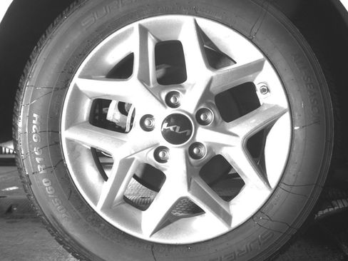Used 2025 Kia Soul LX w/ LX Technology Package FWD image 12