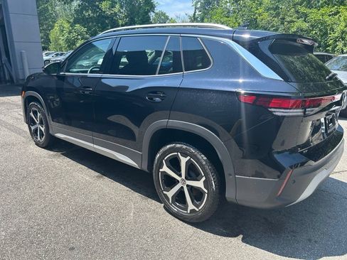 Used 2025 Volkswagen Tiguan SE AWD/4WD image 3