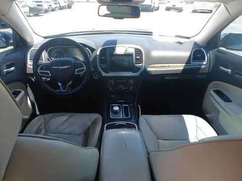 Used 2018 Chrysler 300 Limited RWD image 19