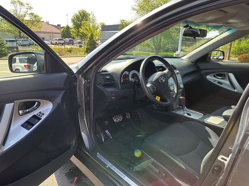 Used 2011 Toyota Camry SE w/ SE Extra-Value Pkg #1 FWD image 2